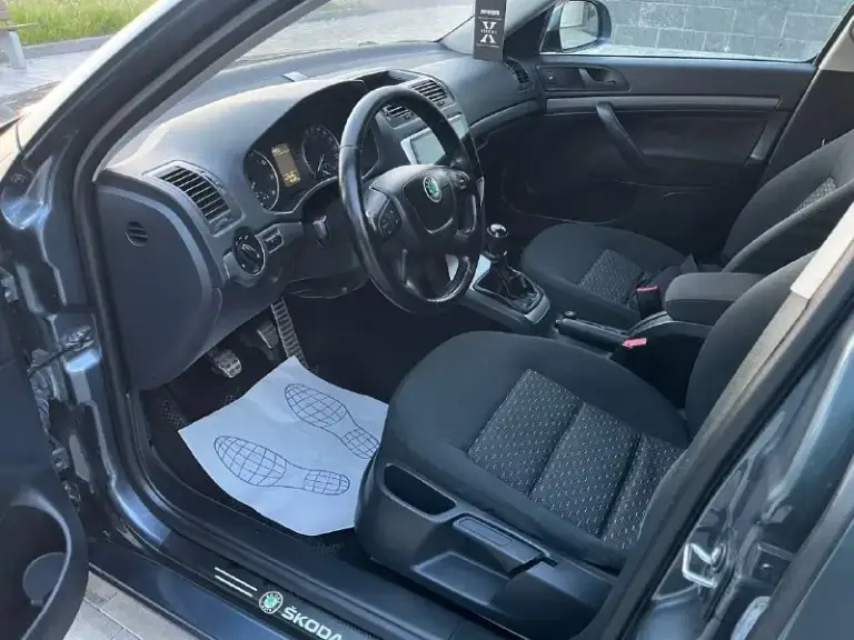 Продам skoda octavia а5 1.6 мкпп пробег 165000 тыс авто в идеальном состоянии и эксплуатация без дтп весь автомобиль в родной краски техническая часть полностью обслуживания требует никаких вложений, установлен новая резина отличная android магнитола камера заднего вида состояние машины идеальное во всех смыслах этого слова, осмотр город мариуполь цена 935000 тыс рублей по всем вопросам звоните, +79490261919
📞 Звоните: +7(949)0261919 - фотография - 8