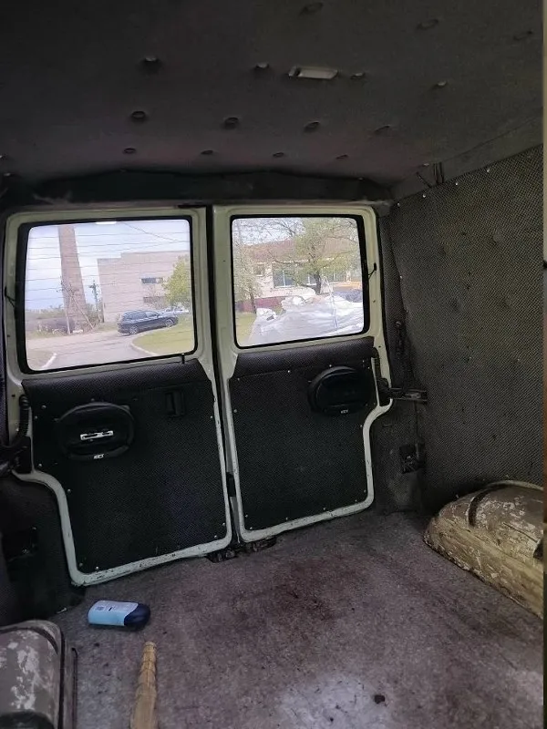 Продаю volkswagen transporter t4 год выпуска: 1998 двигатель: 2.5 пробег: 511436 состояние: хорошие состояние для своих лет, я хозяин владею 7лет, ходовая мотор в хорошем состоянии без вложений. Длинная база по документам грузопасажир есть второй ряд сидений. Прицепное вписанно в птс. Цена: 700000 без торга есть 2 комплекта резины на дисках. +79508533289 +79496169105 торез
📞 Звоните: +7(949)6169105 - фотография - 7