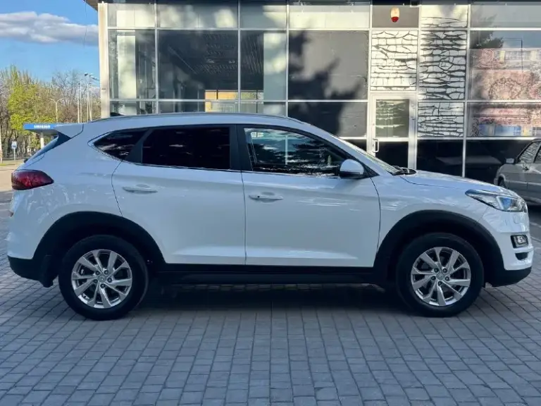 Hyundai tucson рестайлинг
Год выпуска 2019
Двигатель 2.0 бензин
Коробка автомат
Пробег 121 тыс. Км
Автомобиль официал в отличном состоянии,
Кузов без дтп весь в заводском окрасе,
Весь обслужен вложения не какого не требует !
Хорошая комплектация,
Бесключевой доступ,
(Start-stop),
Климат-контроль,
Круиз-контроль,
Датчики света и дождя,
Подогрев руля,
Подогревы сидений,
Парктрони,
Carplay,
Камера заднего вида,
И многое другое.
С документами полный порядок,
Продажа с полным переоформлением в мрэо
Г. Донецк
Цена 1.980 тыс. ₽
Звоните остальное по
+79495210905
📲 Tg: r. B
📞 Звоните: +7(949)5210905 - фотография - 5