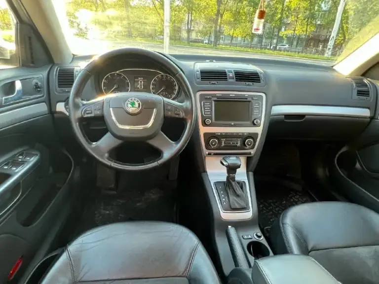 Продам skoda octavia a5 рестайлинг, 1.8 автомат, 2009 г. Родной пробег 203.000 по технике авто на уверенном ходу, состояние сел поехал, все светится и работает, двигатель работает ровно и без лишних звуков, масло не потребляет, коробка листает отлично, не бьет и не воет, ходовка отличная, дорогу держит на твердую пятерку, из последнего были заменены маслоотделитель, задний сальник коленвала, масло в двигателе, фильтра, резина новая лето на 16 литых дисках, по кузову вопросов также нет. Комплектация на комбинированном салоне кожа и алькантара, мультируль, датчик дождя, света, круиз контроль, двухзонный климат контроль, подогрев передних сидений, штатная акустика 12 динамиков. Цена 870.000 рублей. Номер для связи +79493661856
📞 Звоните: +7(949)3661856 - фотография - 4