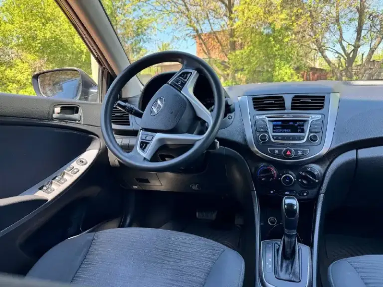 Продам hyundai solaris хэтчбек 2016 г объем двигателя 1.6 коробка автомат с пробегом 157 000 км машина не битая некрашеная с максимальной комплектации кондиционер подогрев сидений передняя заднего стекла четыре стеклоподъемника электро зеркала задний патронник двигатель ходовая все в отличном состоянии полностью вся обслуживан ная машина цена 1 150 000 руб. Телефон +7 949 508 96 15 - фотография - 8