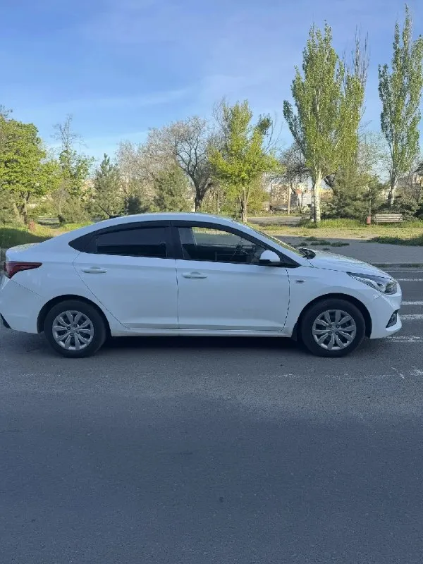 Продаю hyundai solaris 2019 года. Пробег 107 000 тыс. Км. Семейный автомобиль. Масло меняется каждые 8 тысяч км. На 105 тысячах заменено масло в коробке и двигателе. Двигатель шепчет, акпп работает плавно без рывков. За авто не стыдно. Цена 1 499 000, торг уместен. Авто в мариуполе днр. Телефон для связи +79497298688 - фотография - 2