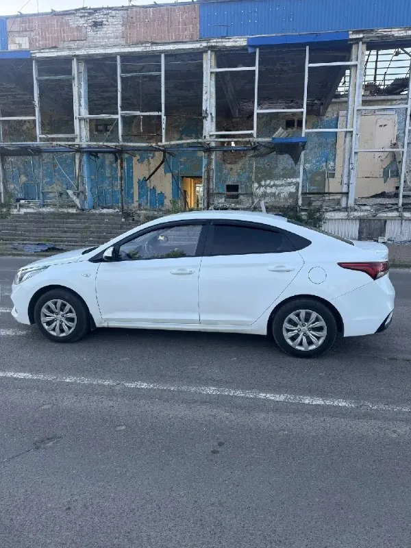 Продаю hyundai solaris 2019 года. Пробег 107 000 тыс. Км. Семейный автомобиль. Масло меняется каждые 8 тысяч км. На 105 тысячах заменено масло в коробке и двигателе. Двигатель шепчет, акпп работает плавно без рывков. За авто не стыдно. Цена 1 499 000, торг уместен. Авто в мариуполе днр. Телефон для связи +79497298688 - фотография - 3