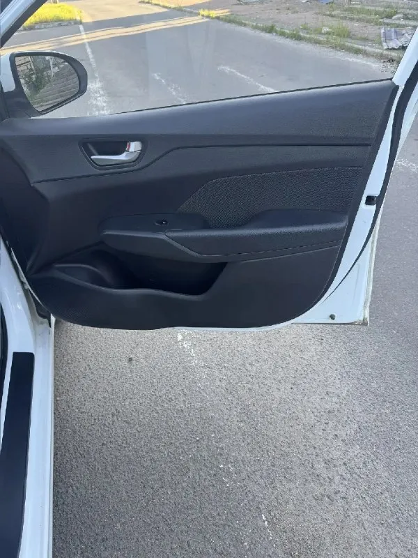 Продаю hyundai solaris 2019 года. Пробег 107 000 тыс. Км. Семейный автомобиль. Масло меняется каждые 8 тысяч км. На 105 тысячах заменено масло в коробке и двигателе. Двигатель шепчет, акпп работает плавно без рывков. За авто не стыдно. Цена 1 499 000, торг уместен. Авто в мариуполе днр. Телефон для связи +79497298688 - фотография - 7