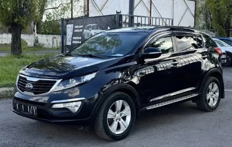 Продам kia sportage 3
2011Г.
Двигатель 2л бензин
Коробка автомат aisin
Полный привод 4х4
Пробег 160 тыс. Км. (родной)
1 Собственник
Заводской окрас

Автомобиль в отличном состоянии.
Кузов в заводском окрасе, без дефектов и ржавчины. Вид имеет шикарный.
Двигатель, коробка, техника, электрика все работает отлично, без вложений и проблем.

Топовая комплектация: полный электро-стеклопакет, подушки безопасности, двух зонный климат контроль, сигнализация, дорогая андройд мультимедиа, сабвуфер, подогрев дворников, заднего стекла, заркал, руля, передних и задних сидений, электро регулировка и складывание зеркал, и прочие нужные элементы современного автомобиля.

Отличные шины r17, на штатных литых дисках.
Цена 1 420 000 руб. Торг
Тел. +79493149054
📞 🇷🇺 Звоните: +79493149054 - фотография - 1