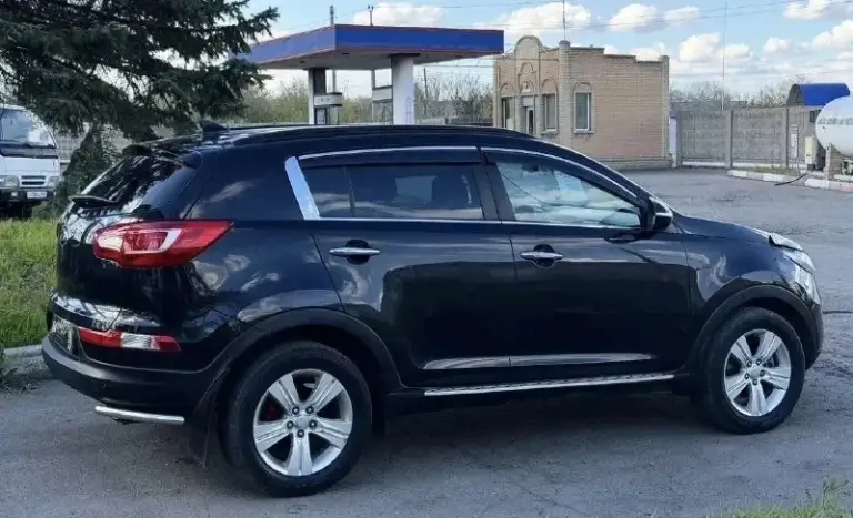 Продам kia sportage 3
2011Г.
Двигатель 2л бензин
Коробка автомат aisin
Полный привод 4х4
Пробег 160 тыс. Км. (родной)
1 Собственник
Заводской окрас

Автомобиль в отличном состоянии.
Кузов в заводском окрасе, без дефектов и ржавчины. Вид имеет шикарный.
Двигатель, коробка, техника, электрика все работает отлично, без вложений и проблем.

Топовая комплектация: полный электро-стеклопакет, подушки безопасности, двух зонный климат контроль, сигнализация, дорогая андройд мультимедиа, сабвуфер, подогрев дворников, заднего стекла, заркал, руля, передних и задних сидений, электро регулировка и складывание зеркал, и прочие нужные элементы современного автомобиля.

Отличные шины r17, на штатных литых дисках.
Цена 1 420 000 руб. Торг
Тел. +79493149054
📞 🇷🇺 Звоните: +79493149054 - фотография - 3