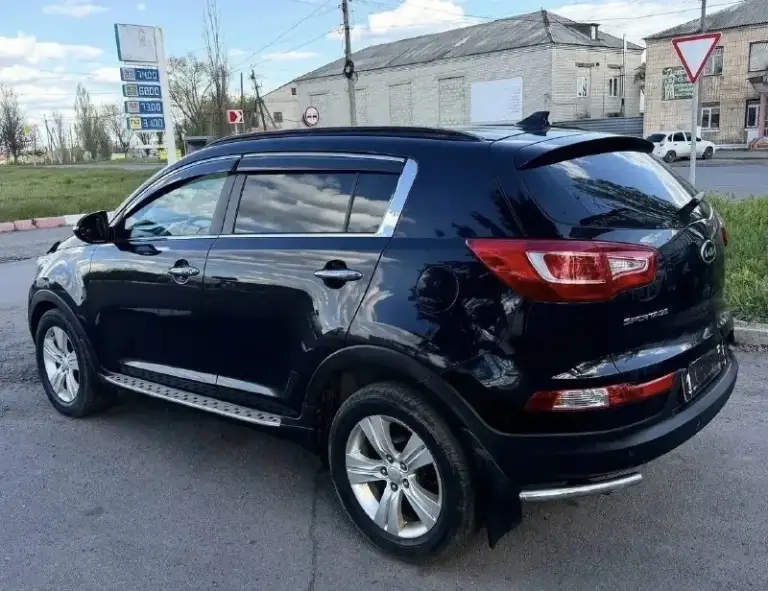 Продам kia sportage 3
2011Г.
Двигатель 2л бензин
Коробка автомат aisin
Полный привод 4х4
Пробег 160 тыс. Км. (родной)
1 Собственник
Заводской окрас

Автомобиль в отличном состоянии.
Кузов в заводском окрасе, без дефектов и ржавчины. Вид имеет шикарный.
Двигатель, коробка, техника, электрика все работает отлично, без вложений и проблем.

Топовая комплектация: полный электро-стеклопакет, подушки безопасности, двух зонный климат контроль, сигнализация, дорогая андройд мультимедиа, сабвуфер, подогрев дворников, заднего стекла, заркал, руля, передних и задних сидений, электро регулировка и складывание зеркал, и прочие нужные элементы современного автомобиля.

Отличные шины r17, на штатных литых дисках.
Цена 1 420 000 руб. Торг
Тел. +79493149054
📞 🇷🇺 Звоните: +79493149054 - фотография - 4