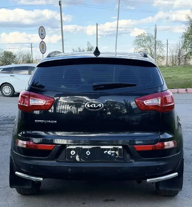Продам kia sportage 3
2011Г.
Двигатель 2л бензин
Коробка автомат aisin
Полный привод 4х4
Пробег 160 тыс. Км. (родной)
1 Собственник
Заводской окрас

Автомобиль в отличном состоянии.
Кузов в заводском окрасе, без дефектов и ржавчины. Вид имеет шикарный.
Двигатель, коробка, техника, электрика все работает отлично, без вложений и проблем.

Топовая комплектация: полный электро-стеклопакет, подушки безопасности, двух зонный климат контроль, сигнализация, дорогая андройд мультимедиа, сабвуфер, подогрев дворников, заднего стекла, заркал, руля, передних и задних сидений, электро регулировка и складывание зеркал, и прочие нужные элементы современного автомобиля.

Отличные шины r17, на штатных литых дисках.
Цена 1 420 000 руб. Торг
Тел. +79493149054
📞 🇷🇺 Звоните: +79493149054 - фотография - 5