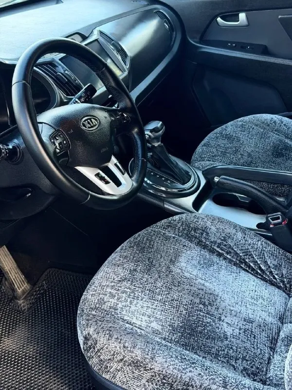 Продам kia sportage 3
2011Г.
Двигатель 2л бензин
Коробка автомат aisin
Полный привод 4х4
Пробег 160 тыс. Км. (родной)
1 Собственник
Заводской окрас

Автомобиль в отличном состоянии.
Кузов в заводском окрасе, без дефектов и ржавчины. Вид имеет шикарный.
Двигатель, коробка, техника, электрика все работает отлично, без вложений и проблем.

Топовая комплектация: полный электро-стеклопакет, подушки безопасности, двух зонный климат контроль, сигнализация, дорогая андройд мультимедиа, сабвуфер, подогрев дворников, заднего стекла, заркал, руля, передних и задних сидений, электро регулировка и складывание зеркал, и прочие нужные элементы современного автомобиля.

Отличные шины r17, на штатных литых дисках.
Цена 1 420 000 руб. Торг
Тел. +79493149054
📞 🇷🇺 Звоните: +79493149054 - фотография - 6