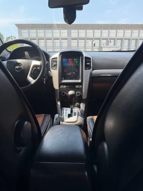 Собственник. Учет рф 180.
Автомобиль приобретен у 1 владельца в 2024 году.

Chevrolet captiva
2007 Год выпуска
Пробег 237 тыс. Км
Двигатель 3.2 v6 (230 л. С. )
Акпп aisin
Полный привод

Мотор и коробка в отличном состоянии для своего возраста.
Замена масла в двигателе каждые 7 тыс. Км.
Замена масла в акпп на пробеге 234 тыс. Км.
Произведена замена передней и задней части ходовой(посторонних шумов в автомобиле нет).
По кузову ржавчины нет.

Комплектация:
Климат контроль
Круиз контроль
Мультируль
Датчик дождя
Датчик света
Передние сиденья с подогревом
Кожаный салон
Задний парктроник

Установлено новое головное устройство с поддержкой carplay и android auto, яндекс музыки, навигатора и т. Д.
Новая акустика
Камера переднего и заднего вида
Видеорегистратор

Нюансы лкп соответствуют пробегу автомобиля, в связи с чем реальному покупателю возможен аргументированный торг у капота.

Продажа с переоформлением в мрэо.

Г. Донецк
Цена 970000 руб.
Тел. +79495084660 - фотография - 2