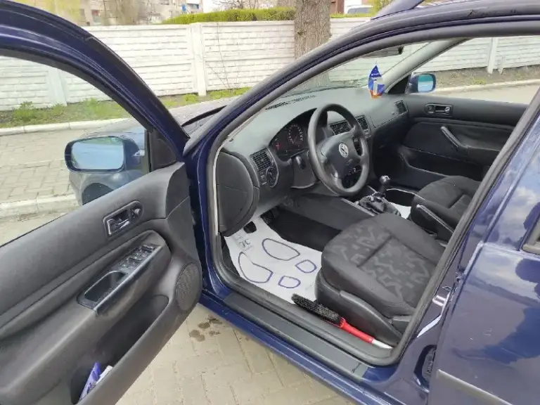 Продаю volkswagen golf4 универсал, 2000 года выпуска, механика.
Цена 400000 руб.
Производство германия, на учет рф ставили в 2024 году. Второй хозяин.
Все документы в порядке.
Движок контрактный, ставил в декабре 2025 г. 150 тыс. Пробега (документы на него в наличии) 1.6 л, 16-клапанный, 105 л. С. Работает тихо, ничего не стучит, не гремит, не троит, масло не жрет.
Подвеска перебрана, мягкая, сбитая.
Лкп - возрастные косяки, на фото видно.
Музыка заменена вся.
Два комплекта резины (летняя yokohama - 1 сезон и зимняя липучка continental - 2 сезона пробега).
На трассе чувствует себя уверенно, послушная, маневренная.
В дтп не была.
Находится в донецке.
Звоните, пишите, по машине ничего не скрываю, все расскажу.
Телефон: +7(949)6278125
📲 Tg: @zzzmeuzzz
📞 Звоните: +7(949)6278125 - фотография - 4