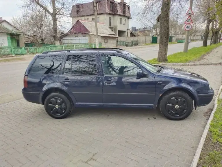 Продаю volkswagen golf4 универсал, 2000 года выпуска, механика.
Цена 400000 руб.
Производство германия, на учет рф ставили в 2024 году. Второй хозяин.
Все документы в порядке.
Движок контрактный, ставил в декабре 2025 г. 150 тыс. Пробега (документы на него в наличии) 1.6 л, 16-клапанный, 105 л. С. Работает тихо, ничего не стучит, не гремит, не троит, масло не жрет.
Подвеска перебрана, мягкая, сбитая.
Лкп - возрастные косяки, на фото видно.
Музыка заменена вся.
Два комплекта резины (летняя yokohama - 1 сезон и зимняя липучка continental - 2 сезона пробега).
На трассе чувствует себя уверенно, послушная, маневренная.
В дтп не была.
Находится в донецке.
Звоните, пишите, по машине ничего не скрываю, все расскажу.
Телефон: +7(949)6278125
📲 Tg: @zzzmeuzzz
📞 Звоните: +7(949)6278125 - фотография - 5