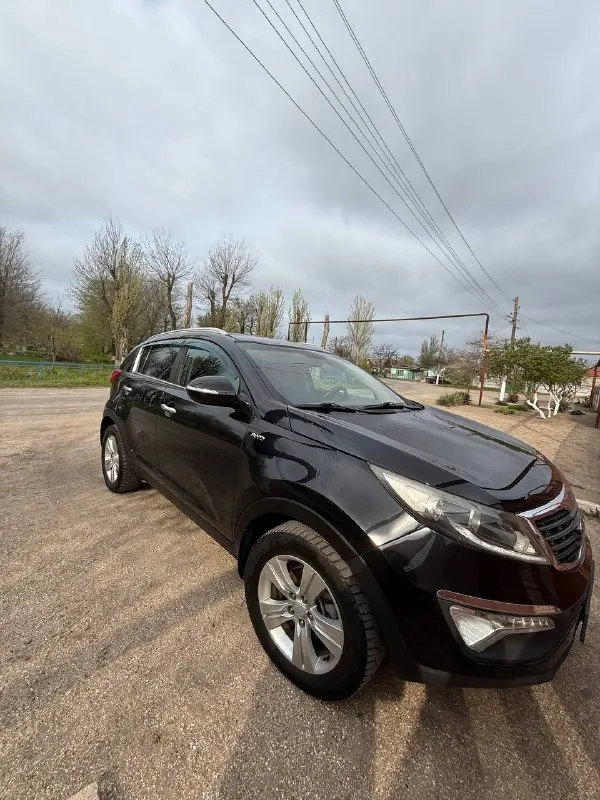 Продам kia sportage
Оригинальный пробег 179.000 км.
Двигатель 2.0 бензин 2013 года выпуска.
Привод: полный
Двигатель работает ровно, не троит, ошибок нет, акпп переключает плавно, как положено, без рывков и пинков. Климат работает, охлаждает отлично.
Комплектация: подогрев передних и задних сидений, парктроники перед/зад, климат контроль, датчик света, датчик дождя, полный элекро-пакет.
Подвеска обслуженная, из последнего: замена задних амортизаторов, перебраны задние супорта, заменены колодки, замена масла в двигателе 2000 км назад.
Родной пробег подтверждённый автотекой, хорошая история, все стекла включая лобовое оригинал, лобовое целое.
Новая летняя резина 2026 года 17 радиус ( зима шипы на сезон с головой)
Юридически чистый автомобиль. Техосмотр пройден, готова к постановке на учет
Цена 1.320.000₽
Осмотр мариуполь
Новоазовск
Тел. +79493005102 - фотография - 1