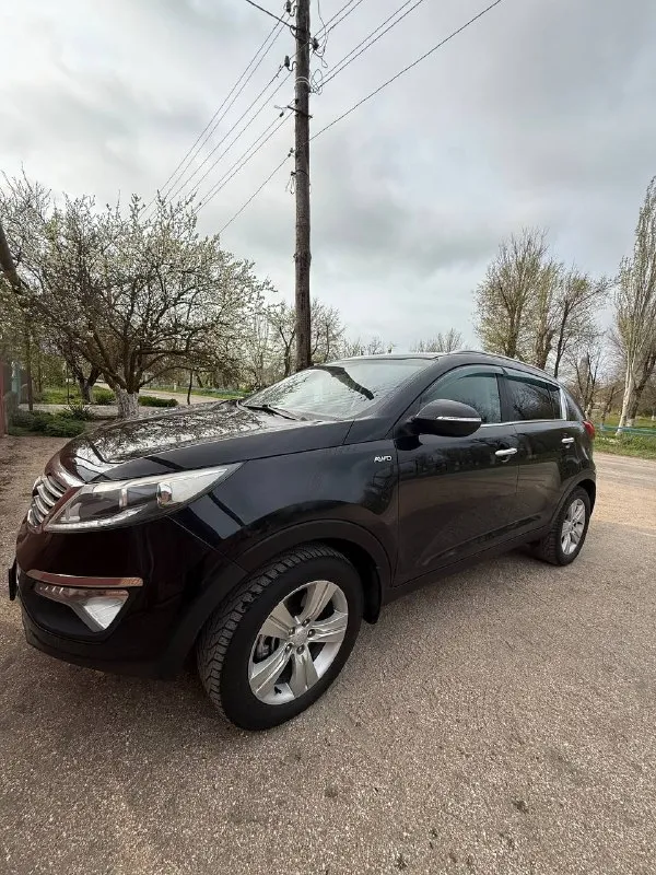 Продам kia sportage
Оригинальный пробег 179.000 км.
Двигатель 2.0 бензин 2013 года выпуска.
Привод: полный
Двигатель работает ровно, не троит, ошибок нет, акпп переключает плавно, как положено, без рывков и пинков. Климат работает, охлаждает отлично.
Комплектация: подогрев передних и задних сидений, парктроники перед/зад, климат контроль, датчик света, датчик дождя, полный элекро-пакет.
Подвеска обслуженная, из последнего: замена задних амортизаторов, перебраны задние супорта, заменены колодки, замена масла в двигателе 2000 км назад.
Родной пробег подтверждённый автотекой, хорошая история, все стекла включая лобовое оригинал, лобовое целое.
Новая летняя резина 2026 года 17 радиус ( зима шипы на сезон с головой)
Юридически чистый автомобиль. Техосмотр пройден, готова к постановке на учет
Цена 1.320.000₽
Осмотр мариуполь
Новоазовск
Тел. +79493005102 - фотография - 2