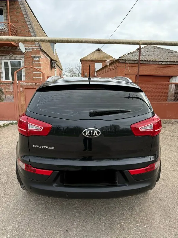 Продам kia sportage
Оригинальный пробег 179.000 км.
Двигатель 2.0 бензин 2013 года выпуска.
Привод: полный
Двигатель работает ровно, не троит, ошибок нет, акпп переключает плавно, как положено, без рывков и пинков. Климат работает, охлаждает отлично.
Комплектация: подогрев передних и задних сидений, парктроники перед/зад, климат контроль, датчик света, датчик дождя, полный элекро-пакет.
Подвеска обслуженная, из последнего: замена задних амортизаторов, перебраны задние супорта, заменены колодки, замена масла в двигателе 2000 км назад.
Родной пробег подтверждённый автотекой, хорошая история, все стекла включая лобовое оригинал, лобовое целое.
Новая летняя резина 2026 года 17 радиус ( зима шипы на сезон с головой)
Юридически чистый автомобиль. Техосмотр пройден, готова к постановке на учет
Цена 1.320.000₽
Осмотр мариуполь
Новоазовск
Тел. +79493005102 - фотография - 4