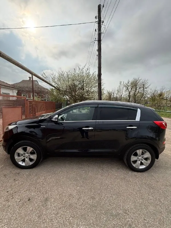 Продам kia sportage
Оригинальный пробег 179.000 км.
Двигатель 2.0 бензин 2013 года выпуска.
Привод: полный
Двигатель работает ровно, не троит, ошибок нет, акпп переключает плавно, как положено, без рывков и пинков. Климат работает, охлаждает отлично.
Комплектация: подогрев передних и задних сидений, парктроники перед/зад, климат контроль, датчик света, датчик дождя, полный элекро-пакет.
Подвеска обслуженная, из последнего: замена задних амортизаторов, перебраны задние супорта, заменены колодки, замена масла в двигателе 2000 км назад.
Родной пробег подтверждённый автотекой, хорошая история, все стекла включая лобовое оригинал, лобовое целое.
Новая летняя резина 2026 года 17 радиус ( зима шипы на сезон с головой)
Юридически чистый автомобиль. Техосмотр пройден, готова к постановке на учет
Цена 1.320.000₽
Осмотр мариуполь
Новоазовск
Тел. +79493005102 - фотография - 5