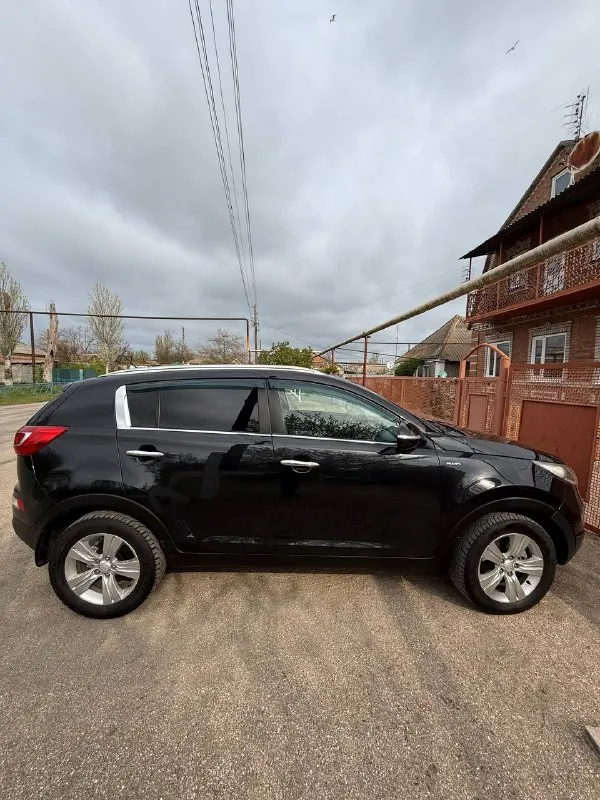 Продам kia sportage
Оригинальный пробег 179.000 км.
Двигатель 2.0 бензин 2013 года выпуска.
Привод: полный
Двигатель работает ровно, не троит, ошибок нет, акпп переключает плавно, как положено, без рывков и пинков. Климат работает, охлаждает отлично.
Комплектация: подогрев передних и задних сидений, парктроники перед/зад, климат контроль, датчик света, датчик дождя, полный элекро-пакет.
Подвеска обслуженная, из последнего: замена задних амортизаторов, перебраны задние супорта, заменены колодки, замена масла в двигателе 2000 км назад.
Родной пробег подтверждённый автотекой, хорошая история, все стекла включая лобовое оригинал, лобовое целое.
Новая летняя резина 2026 года 17 радиус ( зима шипы на сезон с головой)
Юридически чистый автомобиль. Техосмотр пройден, готова к постановке на учет
Цена 1.320.000₽
Осмотр мариуполь
Новоазовск
Тел. +79493005102 - фотография - 6