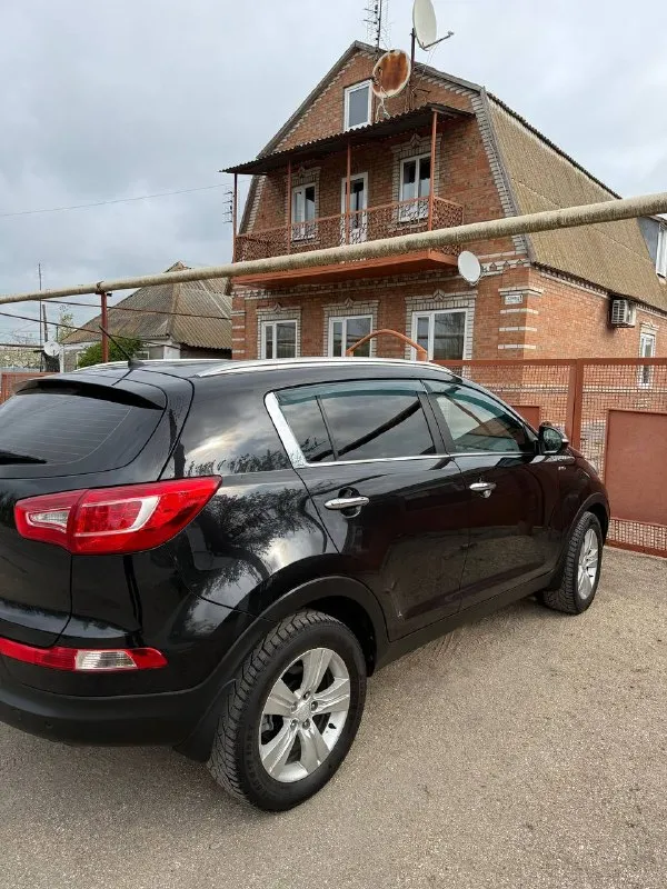 Продам kia sportage
Оригинальный пробег 179.000 км.
Двигатель 2.0 бензин 2013 года выпуска.
Привод: полный
Двигатель работает ровно, не троит, ошибок нет, акпп переключает плавно, как положено, без рывков и пинков. Климат работает, охлаждает отлично.
Комплектация: подогрев передних и задних сидений, парктроники перед/зад, климат контроль, датчик света, датчик дождя, полный элекро-пакет.
Подвеска обслуженная, из последнего: замена задних амортизаторов, перебраны задние супорта, заменены колодки, замена масла в двигателе 2000 км назад.
Родной пробег подтверждённый автотекой, хорошая история, все стекла включая лобовое оригинал, лобовое целое.
Новая летняя резина 2026 года 17 радиус ( зима шипы на сезон с головой)
Юридически чистый автомобиль. Техосмотр пройден, готова к постановке на учет
Цена 1.320.000₽
Осмотр мариуполь
Новоазовск
Тел. +79493005102 - фотография - 7