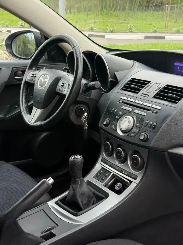 В продаже mazda 3, 2010 г. В, 1.6 л, 105 л. С, мкпп. Один собственник все 16 лет, одна запись в птс.

Кузов без следов коррозии, соответствует фото.

Комплектация - двухзонный климат с круизом, датчик дождя / света, мультируль, складывание зеркал, подогревы сидений, зеркал и лобового, штатный парктроник, омыватель оптики, линзы, датчики ebd, bas, abs, esp и прочие навороты. Стоит автозапуск, два родных ключа и т. Д и т. П.

Техосмотр пройден, авто готово к оформлению. Цена - 750,000 рублей. Рассрочки и обмена нет. Территориально находится в г макеевка (центр) контакты : +7(949)003-33-27, +7(979)028-27-27 - фотография - 8