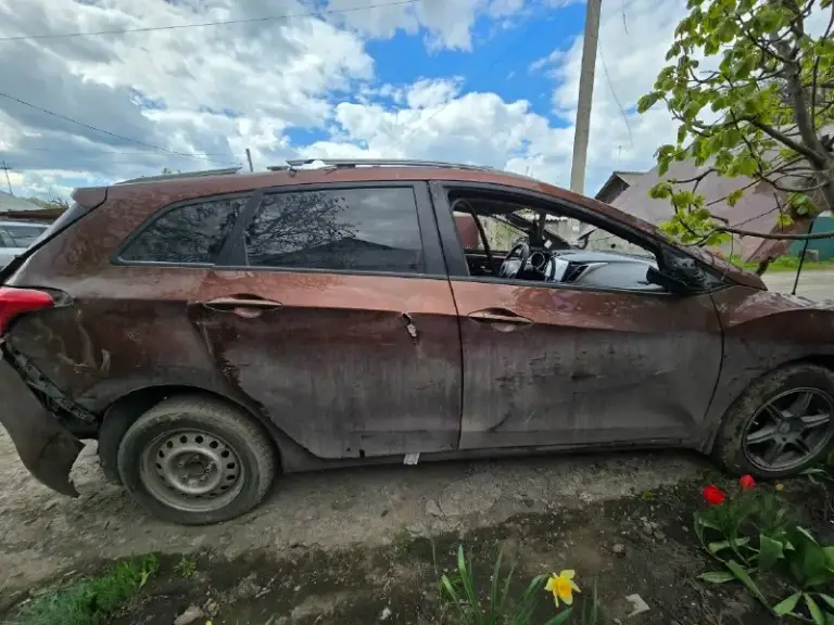 Продаётся hyundai i30, 2013 год, двигатель 1.6, коробка автомат 6‑ступенчатый, пробег 238 582 км. Автомобиль получил повреждения в результате обстрела, но остался на ходу: -двигатель запускается; -коробка передач в рабочем состоянии; -ходовая не пострадала; -требуется восстановление кузова и салона (детали повреждений на фото). Юридически автомобиль чистый, документы в порядке. Отлично подойдёт как вариант под восстановление. Осмотр и продажа — г. Макеевка, район тц галактика. Стоимость - 300 000 руб. +7 949 380 75 78
📞 Звоните: +7(949)3807578 - фотография - 2