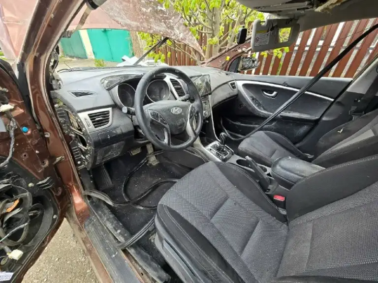 Продаётся hyundai i30, 2013 год, двигатель 1.6, коробка автомат 6‑ступенчатый, пробег 238 582 км. Автомобиль получил повреждения в результате обстрела, но остался на ходу: -двигатель запускается; -коробка передач в рабочем состоянии; -ходовая не пострадала; -требуется восстановление кузова и салона (детали повреждений на фото). Юридически автомобиль чистый, документы в порядке. Отлично подойдёт как вариант под восстановление. Осмотр и продажа — г. Макеевка, район тц галактика. Стоимость - 300 000 руб. +7 949 380 75 78
📞 Звоните: +7(949)3807578 - фотография - 6