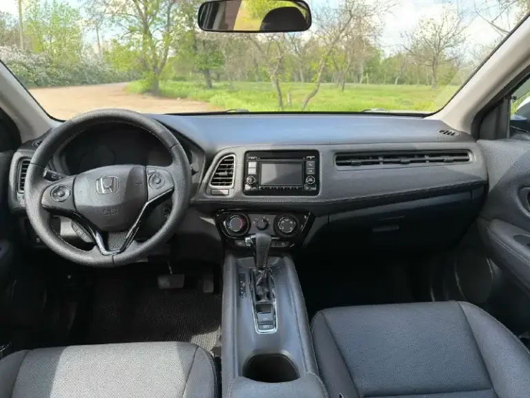 В продаже один из самых надежных автомобилей, компактный кроссовер honda hr-v, 2017 год, родной пробег - 54 т. Км. , еще огромный ресурс в запасе, двигатель i-vtec - 1.8 атмосферный, 141 л. С. , бензин - максимально надежный, шустрый и экономичный. Все стекла родные, установлена хорошая линзованная led-оптика, новый аккум. Комплектация: кожаные салон, дверные карты и мультируль, электрический ручник, brake-hold, handsfree, abs/esp/антибукс, штатная камера заднего вида, круиз контроль, кондиционер. Автомобиль полностью обслужен, салон как новый, кузов без сколов и царапин! Машина в семье с 2018 года, менялись только расходники. Салон и багажник очень вместительные, клиренс 180 мм. Отличный автомобиль для семьи! Я хозяин, переоформление в мрео, красивые номера в подарок. Цена 1.790 т. Р. , торг, г. Шахтерск, +79493004188
📞 Звоните: +7(949)3004188 - фотография - 2