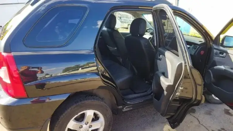 Продам  kia sportage 2010г. В. , пробег 140000км, двигатель 2.0 бензин, механическая коробка передач, передний привод, климат- контроль, подогрев сидений, электро регулировка зеркал, электро-стеклоподъёмники, парктроник, штатная музыка, не перекрашивалась не одна деталь, комплект зимней резины. Цена 900000₽, торг, возможен обмен. Автомобиль находится в донецке. Тел. +79598013913 - фотография - 4