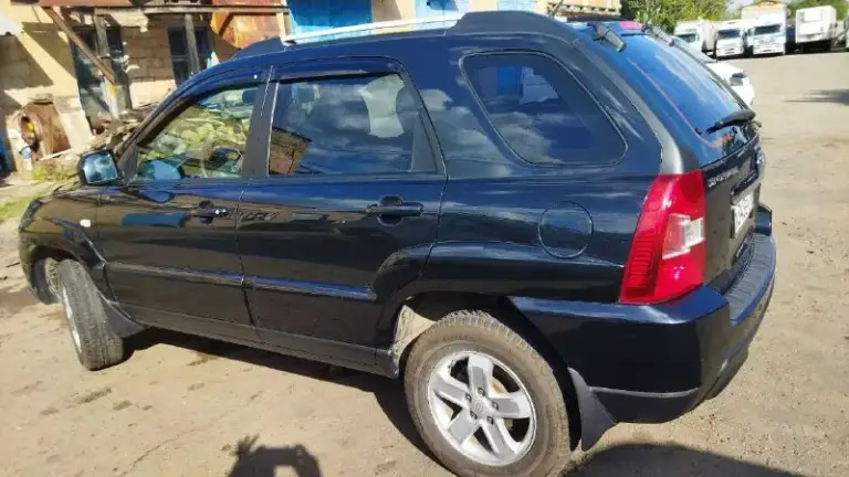 Продам  kia sportage 2010г. В. , пробег 140000км, двигатель 2.0 бензин, механическая коробка передач, передний привод, климат- контроль, подогрев сидений, электро регулировка зеркал, электро-стеклоподъёмники, парктроник, штатная музыка, не перекрашивалась не одна деталь, комплект зимней резины. Цена 900000₽, торг, возможен обмен. Автомобиль находится в донецке. Тел. +79598013913 - фотография - 5
