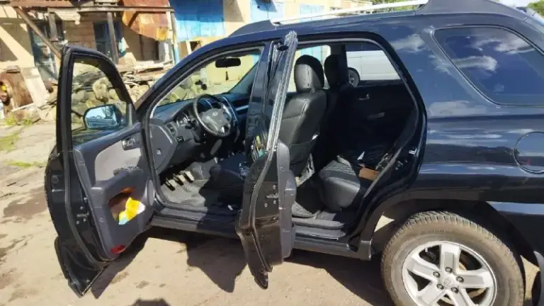 Продам  kia sportage 2010г. В. , пробег 140000км, двигатель 2.0 бензин, механическая коробка передач, передний привод, климат- контроль, подогрев сидений, электро регулировка зеркал, электро-стеклоподъёмники, парктроник, штатная музыка, не перекрашивалась не одна деталь, комплект зимней резины. Цена 900000₽, торг, возможен обмен. Автомобиль находится в донецке. Тел. +79598013913 - фотография - 8
