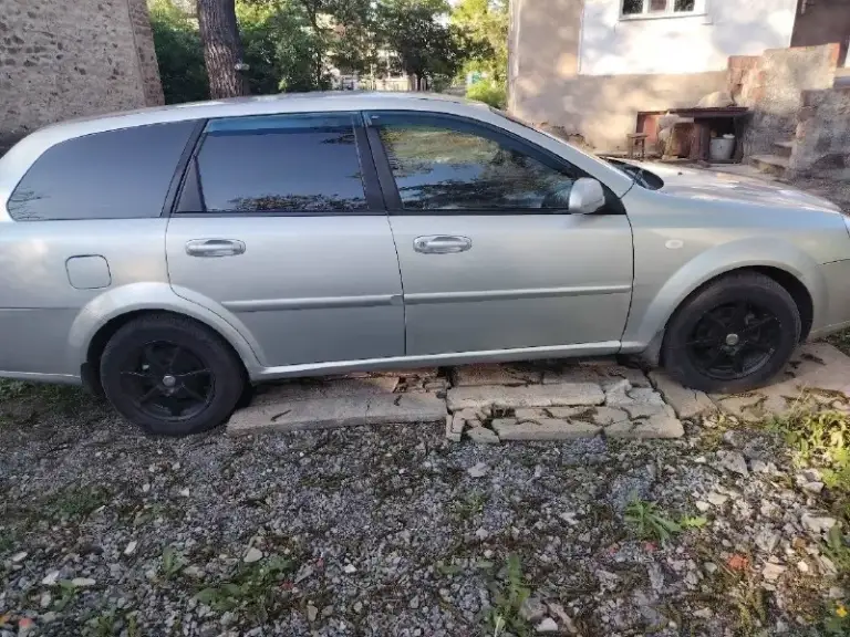 Продам chevrolet лачетти универсал 2006 г. Бензин. 1.6., пробег 290.за время владения заменил клапанную крышку на алюм. , радиатор печки, основной радиатор, задние суппорта. Осенью 2025 г. Заменил масло в коробке, шаровые, расширительный бачек, бачек гура и масло, термостат, заправил кондер. С машиной отдам новые стойки стабилизатора(передние), резинки заднего стабилизатора, усилитель заднего бампера, зиму на штампах. Хочу 450 тыс. +79493277882 снежное
📞 Звоните: +7(949)3277882 - фотография - 1