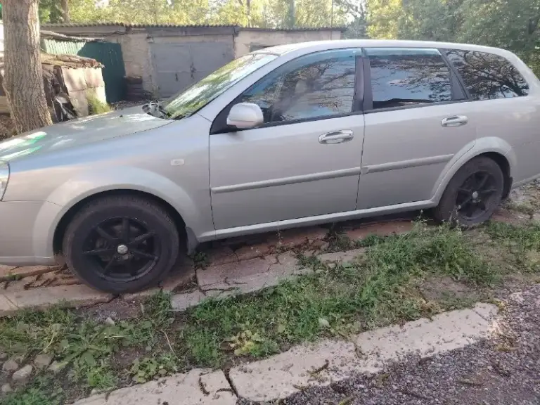 Продам chevrolet лачетти универсал 2006 г. Бензин. 1.6., пробег 290.за время владения заменил клапанную крышку на алюм. , радиатор печки, основной радиатор, задние суппорта. Осенью 2025 г. Заменил масло в коробке, шаровые, расширительный бачек, бачек гура и масло, термостат, заправил кондер. С машиной отдам новые стойки стабилизатора(передние), резинки заднего стабилизатора, усилитель заднего бампера, зиму на штампах. Хочу 450 тыс. +79493277882 снежное
📞 Звоните: +7(949)3277882 - фотография - 4