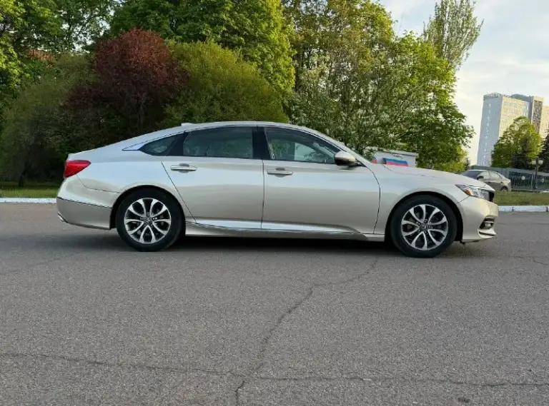 Honda accord x 2018 ✅ 1.5t бензин (192 л. С. ) 108 тысяч оригинального пробега, любые проверки птс оригинал, 1 хозяин в рф, юридически чистая все стекла в том числе лобовое оригинал! Так же фары, фонари! Два комплекта колес. Обслуживалась только на мир honda. За последний год в машину вложено: передняя подвеска (сайлетблоки нижних рычагов, стойки стабилизатора), частично заменено масло в вариаторе с фильтром, прокладка клапанной крышки (болячка этих авто). Масло в двигателе заменено 1.000 км назад. Технически идеальное состояние, любые проверки приветствуют. Очень жирная комплектация (touring) - есть обдув сидений, подогрев передних и задних сидений, проекция, carplay и android auto, адаптивный круиз контроль. В целом, очень бодрая и живая машина, будет ездить и ездить. Есть мелкие косячки по кузову, на них уступлю. Донецк 1.850.000 торг +7-949-008-20-60
📞 Звоните: +7(949)0082060 - фотография - 3