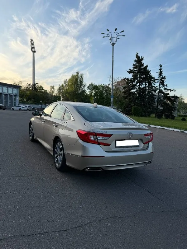 Honda accord x 2018 ✅ 1.5t бензин (192 л. С. ) 108 тысяч оригинального пробега, любые проверки птс оригинал, 1 хозяин в рф, юридически чистая все стекла в том числе лобовое оригинал! Так же фары, фонари! Два комплекта колес. Обслуживалась только на мир honda. За последний год в машину вложено: передняя подвеска (сайлетблоки нижних рычагов, стойки стабилизатора), частично заменено масло в вариаторе с фильтром, прокладка клапанной крышки (болячка этих авто). Масло в двигателе заменено 1.000 км назад. Технически идеальное состояние, любые проверки приветствуют. Очень жирная комплектация (touring) - есть обдув сидений, подогрев передних и задних сидений, проекция, carplay и android auto, адаптивный круиз контроль. В целом, очень бодрая и живая машина, будет ездить и ездить. Есть мелкие косячки по кузову, на них уступлю. Донецк 1.850.000 торг +7-949-008-20-60
📞 Звоните: +7(949)0082060 - фотография - 4