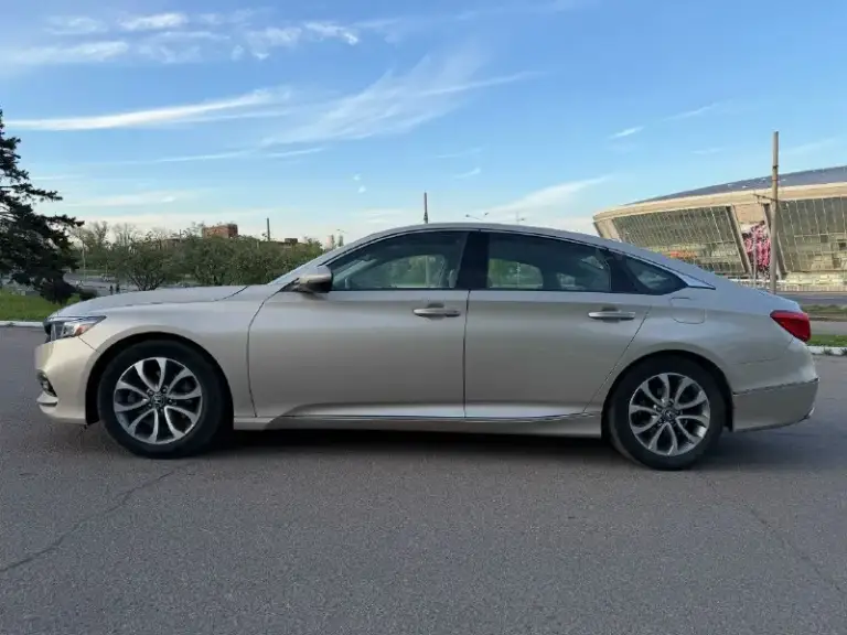 Honda accord x 2018 ✅ 1.5t бензин (192 л. С. ) 108 тысяч оригинального пробега, любые проверки птс оригинал, 1 хозяин в рф, юридически чистая все стекла в том числе лобовое оригинал! Так же фары, фонари! Два комплекта колес. Обслуживалась только на мир honda. За последний год в машину вложено: передняя подвеска (сайлетблоки нижних рычагов, стойки стабилизатора), частично заменено масло в вариаторе с фильтром, прокладка клапанной крышки (болячка этих авто). Масло в двигателе заменено 1.000 км назад. Технически идеальное состояние, любые проверки приветствуют. Очень жирная комплектация (touring) - есть обдув сидений, подогрев передних и задних сидений, проекция, carplay и android auto, адаптивный круиз контроль. В целом, очень бодрая и живая машина, будет ездить и ездить. Есть мелкие косячки по кузову, на них уступлю. Донецк 1.850.000 торг +7-949-008-20-60
📞 Звоните: +7(949)0082060 - фотография - 5