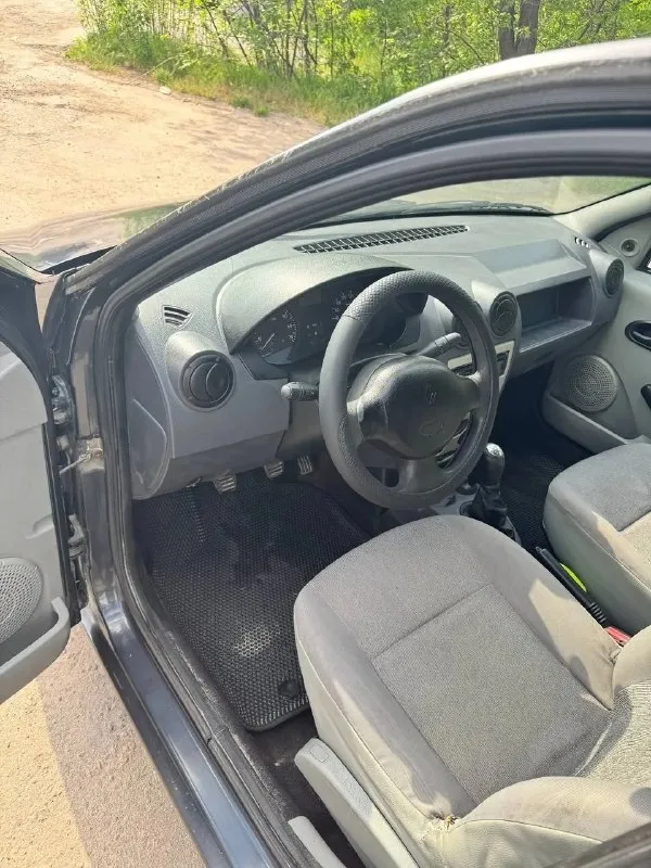 Продам renault logan 2007 года. Автомобиль в исправном состоянии, без дтп. Двигатель 1.4 в хорошем состоянии, масло не расходует и не дымит. Кпп переключает четко. Ходовая без посторонних шумов. Автомобиль срочных вложений не требует. Комплектация кондиционер (работает), гидроусилитель руля, подушка безопасности. Пробег 167 тыс. Техосмотр пройден. Территориально город горловка. Цена 390 000 руб. Тел +79495378177 - фотография - 7