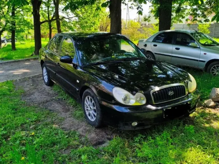 🚀 Ахтунг, ценители скорости и комфорта! Продаётся ураган hyundai sonata 2004 года! 🚀

Вы устали от скучной езды и вечного поиска приключений? Тогда эта sonata – ваш билет в мир драйва и незабываемых поездок! 😎

Что в ней такого особенного?

Двигатель, как у космонавта: полностью откапитален, с душой и любовью! Работает как часы, готовый к новым подвигам. 💪

Сцепление – огонь! Абсолютно новое, чтобы ваши переключения скоростей были плавными, как шёлк. 🏎

Генератор – источник жизни: свежее, как утренняя роса, чтобы ваш аккумулятор всегда был на пике формы. ⚡

Надёжность проверенная временем: эта дама знает толк в долгих путешествиях, о чём свидетельствует её пробег в 280 000 км. Это не пробег, это – богатый жизненный опыт! 🗺

Да, она не модель с обложки журнала, но…

Косячки по кузову? А кто из нас идеален? Эти мелкие шрамы лишь добавляют ей брутальности и характера. Мы же ценим индивидуальность, верно?
Hyundai sonata 2004 – это не просто машина, это:

📞 Звоните: +7(949)4881805 - фотография - 2