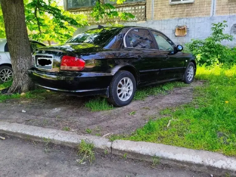 🚀 Ахтунг, ценители скорости и комфорта! Продаётся ураган hyundai sonata 2004 года! 🚀

Вы устали от скучной езды и вечного поиска приключений? Тогда эта sonata – ваш билет в мир драйва и незабываемых поездок! 😎

Что в ней такого особенного?

Двигатель, как у космонавта: полностью откапитален, с душой и любовью! Работает как часы, готовый к новым подвигам. 💪

Сцепление – огонь! Абсолютно новое, чтобы ваши переключения скоростей были плавными, как шёлк. 🏎

Генератор – источник жизни: свежее, как утренняя роса, чтобы ваш аккумулятор всегда был на пике формы. ⚡

Надёжность проверенная временем: эта дама знает толк в долгих путешествиях, о чём свидетельствует её пробег в 280 000 км. Это не пробег, это – богатый жизненный опыт! 🗺

Да, она не модель с обложки журнала, но…

Косячки по кузову? А кто из нас идеален? Эти мелкие шрамы лишь добавляют ей брутальности и характера. Мы же ценим индивидуальность, верно?
Hyundai sonata 2004 – это не просто машина, это:

📞 Звоните: +7(949)4881805 - фотография - 3