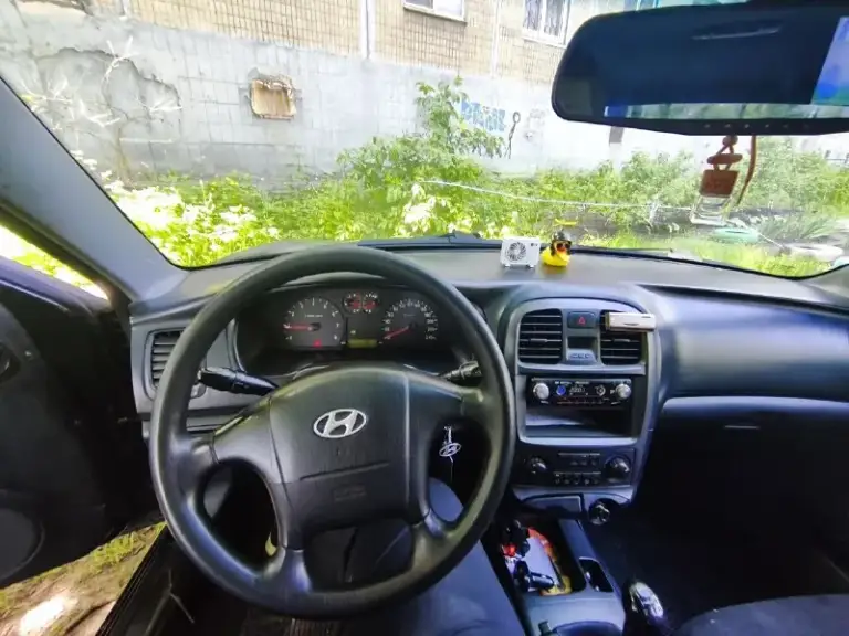 🚀 Ахтунг, ценители скорости и комфорта! Продаётся ураган hyundai sonata 2004 года! 🚀

Вы устали от скучной езды и вечного поиска приключений? Тогда эта sonata – ваш билет в мир драйва и незабываемых поездок! 😎

Что в ней такого особенного?

Двигатель, как у космонавта: полностью откапитален, с душой и любовью! Работает как часы, готовый к новым подвигам. 💪

Сцепление – огонь! Абсолютно новое, чтобы ваши переключения скоростей были плавными, как шёлк. 🏎

Генератор – источник жизни: свежее, как утренняя роса, чтобы ваш аккумулятор всегда был на пике формы. ⚡

Надёжность проверенная временем: эта дама знает толк в долгих путешествиях, о чём свидетельствует её пробег в 280 000 км. Это не пробег, это – богатый жизненный опыт! 🗺

Да, она не модель с обложки журнала, но…

Косячки по кузову? А кто из нас идеален? Эти мелкие шрамы лишь добавляют ей брутальности и характера. Мы же ценим индивидуальность, верно?
Hyundai sonata 2004 – это не просто машина, это:

📞 Звоните: +7(949)4881805 - фотография - 5