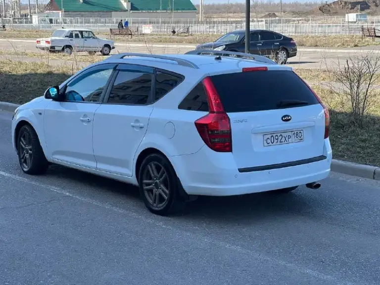 Продажа от собственика!!!автомобиль местный. Продам kia ceed. Автомобиль 2009г. Выпуска. Двигатель объемом 2.0 бензин, автоматическая коробка передач. Состояние автомобиля отличное, кузов практически весь в заводском окрасе, есть две окрашенные детали косметические без шпаклёвки. Двигатель, акпп, ходовая часть без капитала вложений абсолютно. Автомобиль в максимальной комплектации есть все для комфортной эксплуатации, в автомобиле работает абсолютно всё автотека зелёная без единого дтп и выплат. Документы кристально чистые переоформление на нового владельца без проблем. Подробно про автомобиль расскажу по телефону либо при встрече. Автомобиль находится в городе мариуполь.700тыс руб +79649225253 сергей - фотография - 1