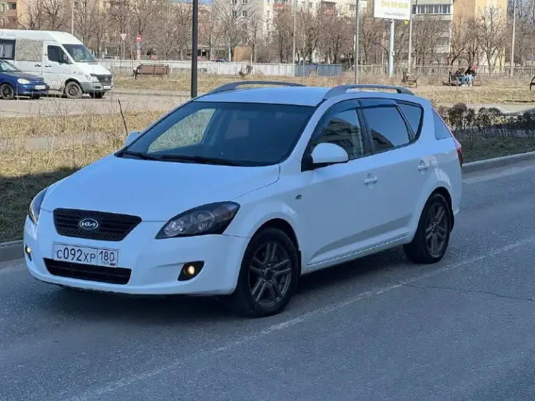 Продажа от собственика!!!автомобиль местный. Продам kia ceed. Автомобиль 2009г. Выпуска. Двигатель объемом 2.0 бензин, автоматическая коробка передач. Состояние автомобиля отличное, кузов практически весь в заводском окрасе, есть две окрашенные детали косметические без шпаклёвки. Двигатель, акпп, ходовая часть без капитала вложений абсолютно. Автомобиль в максимальной комплектации есть все для комфортной эксплуатации, в автомобиле работает абсолютно всё автотека зелёная без единого дтп и выплат. Документы кристально чистые переоформление на нового владельца без проблем. Подробно про автомобиль расскажу по телефону либо при встрече. Автомобиль находится в городе мариуполь.700тыс руб +79649225253 сергей - фотография - 2