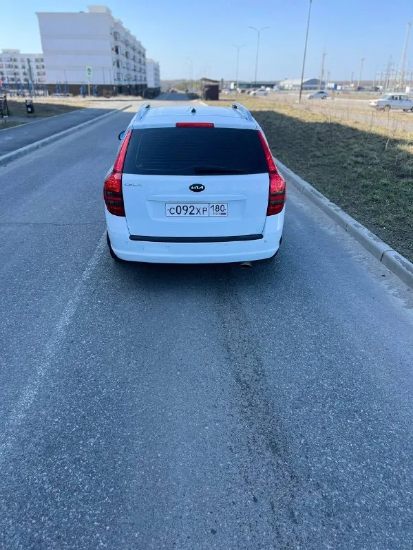Продажа от собственика!!!автомобиль местный. Продам kia ceed. Автомобиль 2009г. Выпуска. Двигатель объемом 2.0 бензин, автоматическая коробка передач. Состояние автомобиля отличное, кузов практически весь в заводском окрасе, есть две окрашенные детали косметические без шпаклёвки. Двигатель, акпп, ходовая часть без капитала вложений абсолютно. Автомобиль в максимальной комплектации есть все для комфортной эксплуатации, в автомобиле работает абсолютно всё автотека зелёная без единого дтп и выплат. Документы кристально чистые переоформление на нового владельца без проблем. Подробно про автомобиль расскажу по телефону либо при встрече. Автомобиль находится в городе мариуполь.700тыс руб +79649225253 сергей - фотография - 3