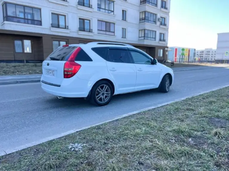 Продажа от собственика!!!автомобиль местный. Продам kia ceed. Автомобиль 2009г. Выпуска. Двигатель объемом 2.0 бензин, автоматическая коробка передач. Состояние автомобиля отличное, кузов практически весь в заводском окрасе, есть две окрашенные детали косметические без шпаклёвки. Двигатель, акпп, ходовая часть без капитала вложений абсолютно. Автомобиль в максимальной комплектации есть все для комфортной эксплуатации, в автомобиле работает абсолютно всё автотека зелёная без единого дтп и выплат. Документы кристально чистые переоформление на нового владельца без проблем. Подробно про автомобиль расскажу по телефону либо при встрече. Автомобиль находится в городе мариуполь.700тыс руб +79649225253 сергей - фотография - 4