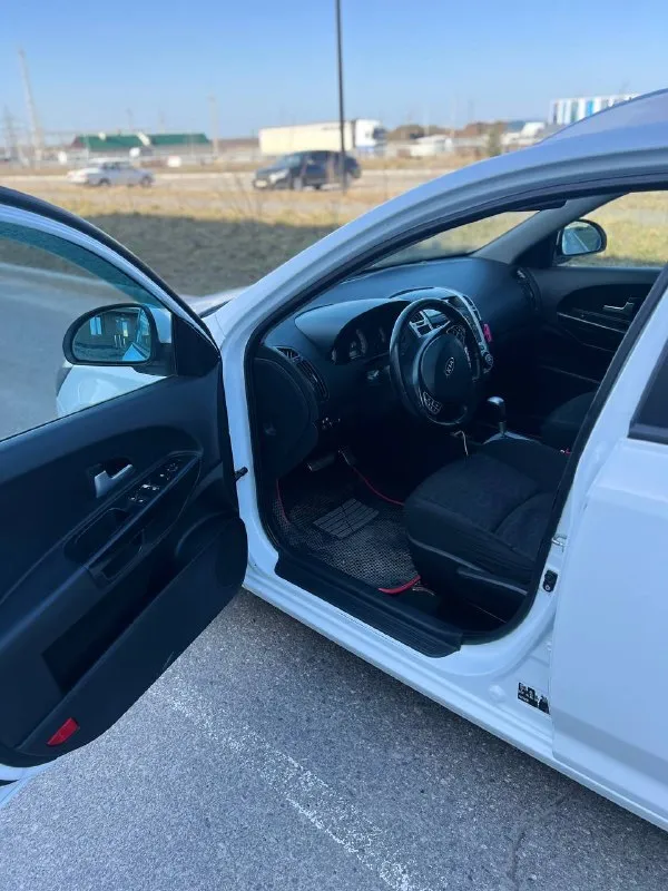Продажа от собственика!!!автомобиль местный. Продам kia ceed. Автомобиль 2009г. Выпуска. Двигатель объемом 2.0 бензин, автоматическая коробка передач. Состояние автомобиля отличное, кузов практически весь в заводском окрасе, есть две окрашенные детали косметические без шпаклёвки. Двигатель, акпп, ходовая часть без капитала вложений абсолютно. Автомобиль в максимальной комплектации есть все для комфортной эксплуатации, в автомобиле работает абсолютно всё автотека зелёная без единого дтп и выплат. Документы кристально чистые переоформление на нового владельца без проблем. Подробно про автомобиль расскажу по телефону либо при встрече. Автомобиль находится в городе мариуполь.700тыс руб +79649225253 сергей - фотография - 8