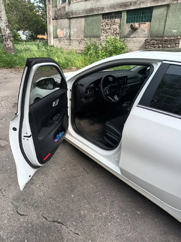 Продам киа к3 2024 года, авто почти новый, 10000 км. Пробег. Есть все необходимое для комфортной езды. Детали по тел. +79494952173, цена 2мил. Руб. - фотография - 3