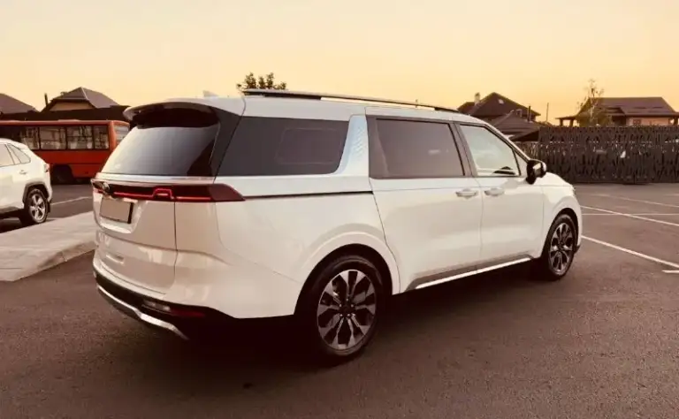 Продам кросвен премиум класса kia carnival 2021 года 2.2 дизель 202 л. С полноценный и надежный автомат 8 ступеней самая максимальная комплектация топ signature 9 мест не путайте с другими комплектациями это разные авто и так пригонял год назад из корее я хозяин на меня оформлена авто состояние нового без дтп вся в родне с оригинальным пробегом 95000 тысяч 100% полы и пороги еще в заводской пленке обслужена все масла фильтра обслуженный у официального дилера есть. Чеки техническое состояние авто без вложений обсолютно
На фото написал что есть в комплектации но не все писать много и все не упомнишь два комплекта колес больше фото пишите телеграмм вацап цена 4м 250 торг реальному +79613916172 - фотография - 3
