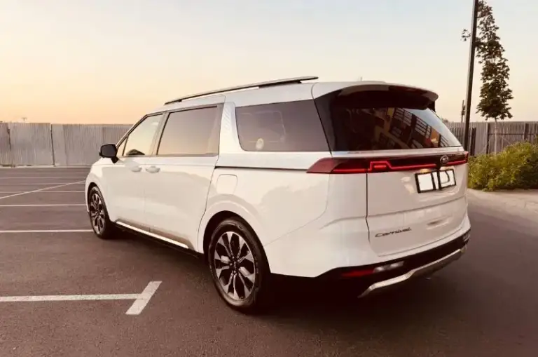 Продам кросвен премиум класса kia carnival 2021 года 2.2 дизель 202 л. С полноценный и надежный автомат 8 ступеней самая максимальная комплектация топ signature 9 мест не путайте с другими комплектациями это разные авто и так пригонял год назад из корее я хозяин на меня оформлена авто состояние нового без дтп вся в родне с оригинальным пробегом 95000 тысяч 100% полы и пороги еще в заводской пленке обслужена все масла фильтра обслуженный у официального дилера есть. Чеки техническое состояние авто без вложений обсолютно
На фото написал что есть в комплектации но не все писать много и все не упомнишь два комплекта колес больше фото пишите телеграмм вацап цена 4м 250 торг реальному +79613916172 - фотография - 4