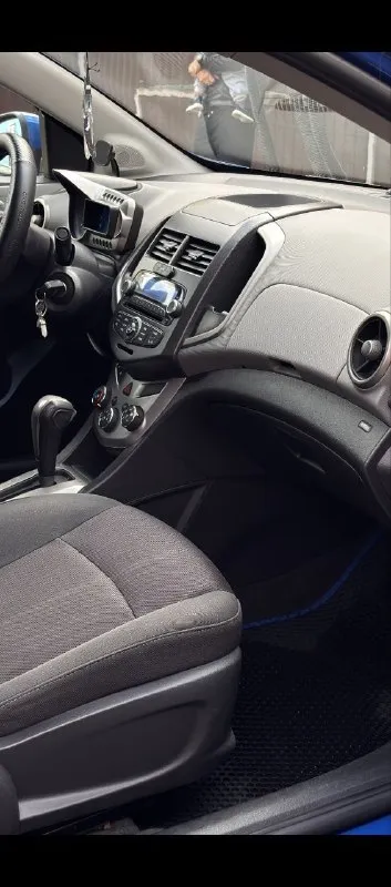 Chevrolet aveo t 300, пробег 196к ( оригинал ), коробка автомат. Покупался как первый авто в семье в июне 2025 года с пробегом 185т. Сразу после покупки сделал полное то, поменял передние тормозные, колодки, обслужил суппорта, грм менялся на 170т, есть заказ наряд, масло в коробке также менялось на 170, одновременно с грм. Заменил все фильтра и масло в двигателе, масло в гур. Куплен новый аккумулятор, обслужен кондиционер- морозит отлично, перебран генератор, ходовая в отличном состоянии, автомат работает идеально.
Отличная комплектация, 3 владельца!
Резина свежая, зима/лето в комплекте
Автомобиль в отличном состоянии, вложений не требуется
Продажа в связи с покупкой нового авто, не горит, с продажей не торопимся. Птс оригинал, вписан, 2 ключа
Торг у капота.
+79496648195
655.000
Всем добра.

📞 Звоните: +7(949)6648195 - фотография - 8