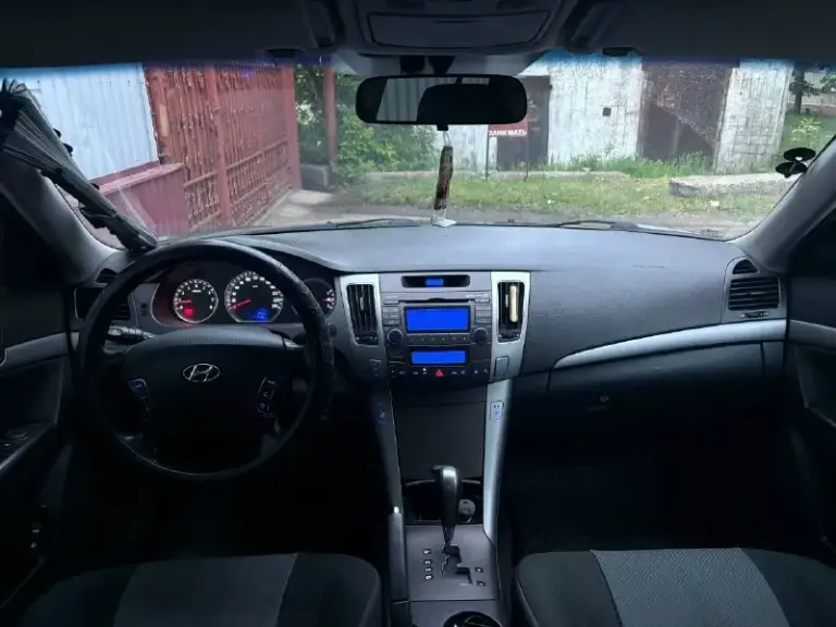 Продам hyundai sonata 2009 двигатель 2.0/акпп газ/бензин(газ вписан) автомобиль в одних руках с салона я владелец по птс и стс двигатель работает тихо и ровно, без нареканий. Масло от замены до замены. Пробег 227тыс оригинальный. Замена масла каждые 5тыс км. Акпп работает четко, листает как положено машина полностью обслужена и готова к любым поездкам. Заводской окрас все стекла и фары заводские. За последнее время было заменено: -помпа -тормозные диски и колодки(перед и зад полностью обслужено) -радиатор -цепь -ремень и ролики -стартер запчасти ставил все в оригинале, можно смотреть на машину денег не жалел летняя резина yokohama 1 сезон отъездил зиму отдаю в придачу шипованные viatti ходовка вся целая, ничего не стучит и не гремит масло в акпп менялось 12тыс назад. Климат - контроль работает отлично есть подогрев лобового и боковых зеркал. Цену вижу в 980тыс торг у капота писать в личку или звонить до 19:00 +79494116292 г. Горловка телеграмм +79495932298
📞 Звоните: +7(949)4116292 - фотография - 2