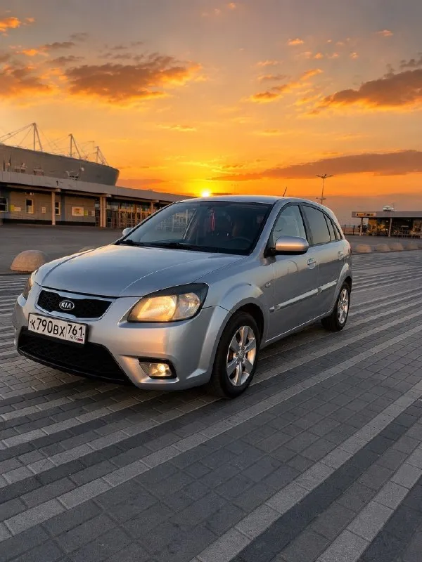 Kia rio 2010 год, 1.4 автомат, комплектация
Prestige. Надежный кореец. Цена 525💵
Машина рабочая, катаюсь каждый день.
По технической части машина в хорошем состоянии. Недавно был сделан капитальный ремонт двигателя, обслужена ходовая часть.
Автомат работает корректно. Машина на уверенном ходу, сел и поехал. Масло не есть.
Капремонт был на 160 тысяч, сделали качественно. Ходовая менялась в этом году; задние барабаны, рулевая рейка (не китай), рычаги, стабилизаторы, наконечники и т. Д.
По кузову есть возрастные и косметические моменты, машина не новая, поэтому внешний вид без идеала. По вложениям до идеального состояния 150-200 если делать качественно. По дефектам : замят капот, повреждена дверь (открывается и закрывается без проблем), рыжик (ремонтируемый ), фары под замену, стоят хорошие лэды (освещают дорогу хорошо)
По электроники все работает, кондиционер и печка без нареканий, музыка штатная, все кнопки работают.
Горит чек - это катализатор (вторая лямбда), кат не
📞 Звоните: +7(928)9569026 - фотография - 1