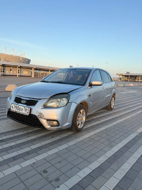 Kia rio 2010 год, 1.4 автомат, комплектация
Prestige. Надежный кореец. Цена 525💵
Машина рабочая, катаюсь каждый день.
По технической части машина в хорошем состоянии. Недавно был сделан капитальный ремонт двигателя, обслужена ходовая часть.
Автомат работает корректно. Машина на уверенном ходу, сел и поехал. Масло не есть.
Капремонт был на 160 тысяч, сделали качественно. Ходовая менялась в этом году; задние барабаны, рулевая рейка (не китай), рычаги, стабилизаторы, наконечники и т. Д.
По кузову есть возрастные и косметические моменты, машина не новая, поэтому внешний вид без идеала. По вложениям до идеального состояния 150-200 если делать качественно. По дефектам : замят капот, повреждена дверь (открывается и закрывается без проблем), рыжик (ремонтируемый ), фары под замену, стоят хорошие лэды (освещают дорогу хорошо)
По электроники все работает, кондиционер и печка без нареканий, музыка штатная, все кнопки работают.
Горит чек - это катализатор (вторая лямбда), кат не
📞 Звоните: +7(928)9569026 - фотография - 2